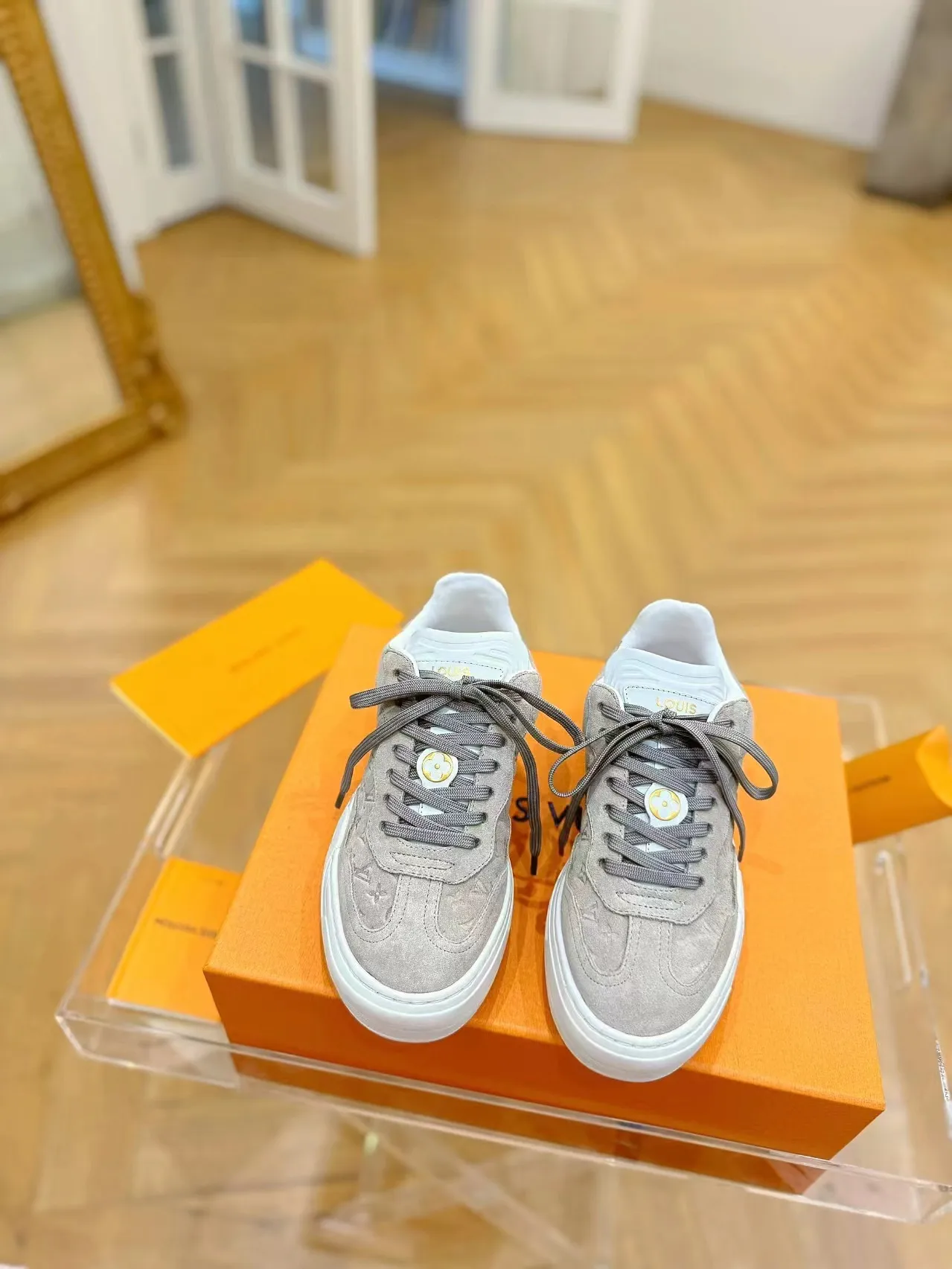 👟👟Ex-factory price 620👟👟Men's size +10 Same style for men and women🔥🔥𝐋𝐕 𝐃𝐢𝐬𝐜𝐨𝐯𝐞𝐫𝐲 2024 new sports shoes thick sole casual ❗️❗️ original purchase development and production LV Discovery lace-up shoes were unveiled at Louis Vuitton's fourth show. They are made of technical mesh fabric and metallic synthetic materials to create a streamlined design. Brand elements embellish the upper and lightweight rubber outsole, with technical shoelaces. Fabric: Original imported cowhide + technology mesh Inner lining: Original customized breathable mesh Sole: Original molded ultra-light rubber foam material Bottom thickness: 5.5CM Size: Women's 35-41 (41 customized), Men's 39-46, (45-46 customized)